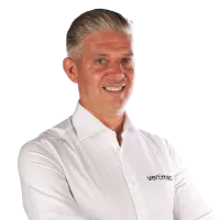 Dominiek, Sales Manager at Vertimac, smiling with arms crossed